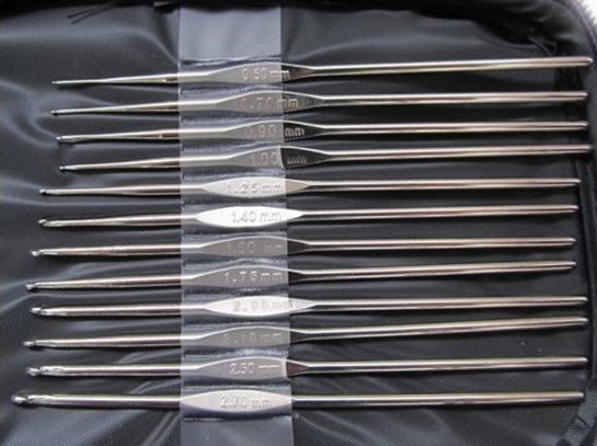 Knitting Tool Set with 22 Metal Crochet Hooks